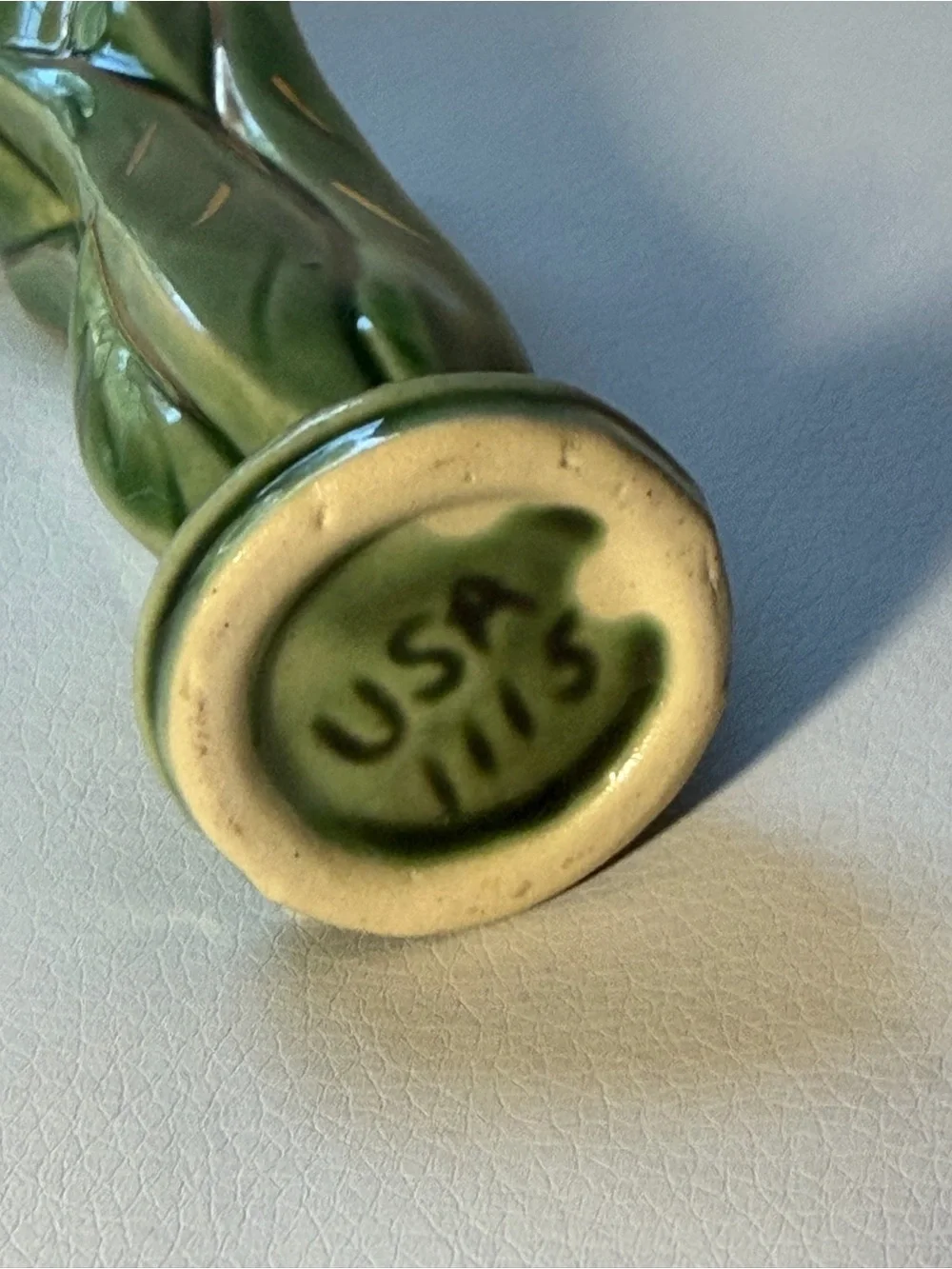 vintage Shawnee Pottery tulip/bud vase, model USA 1115 (circa 1940s)